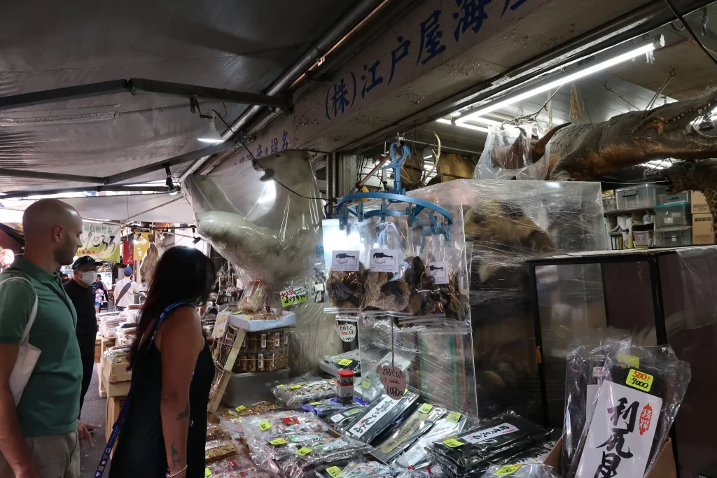 Foreign tourists are wondering what to buy