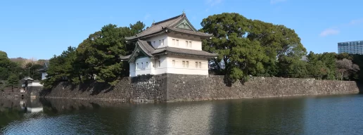 How long does it take to walk around the Imperial Palace?